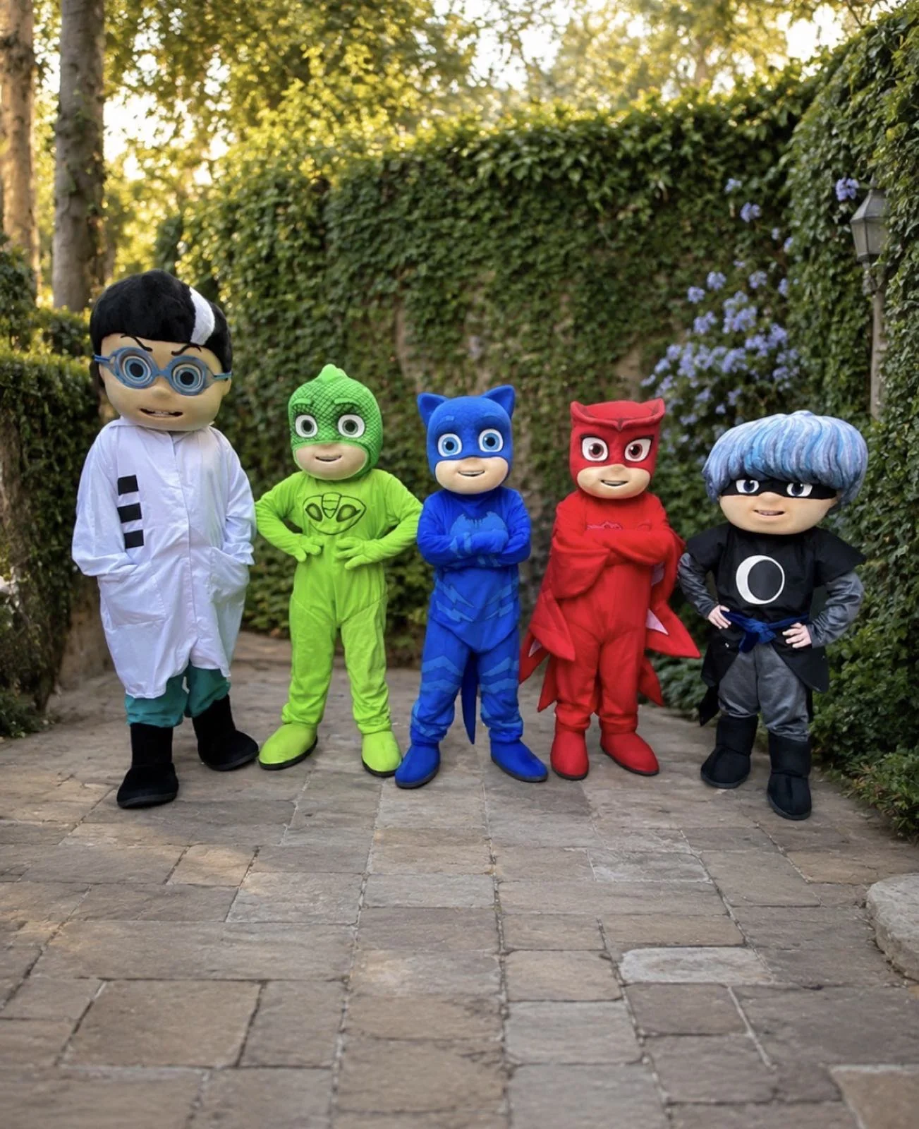 Os heróis de pijama enfileirados num jardim, ao fim da tarde