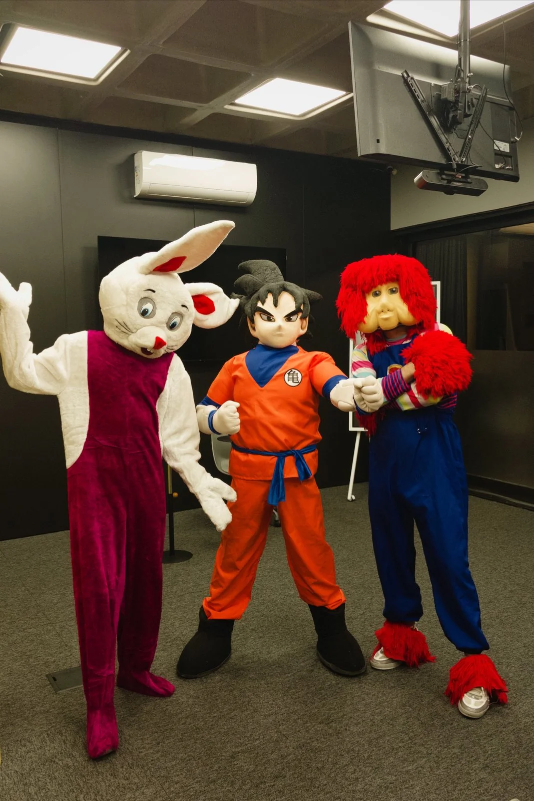 Trio de guerreiras do k-pop abraçando uma menina