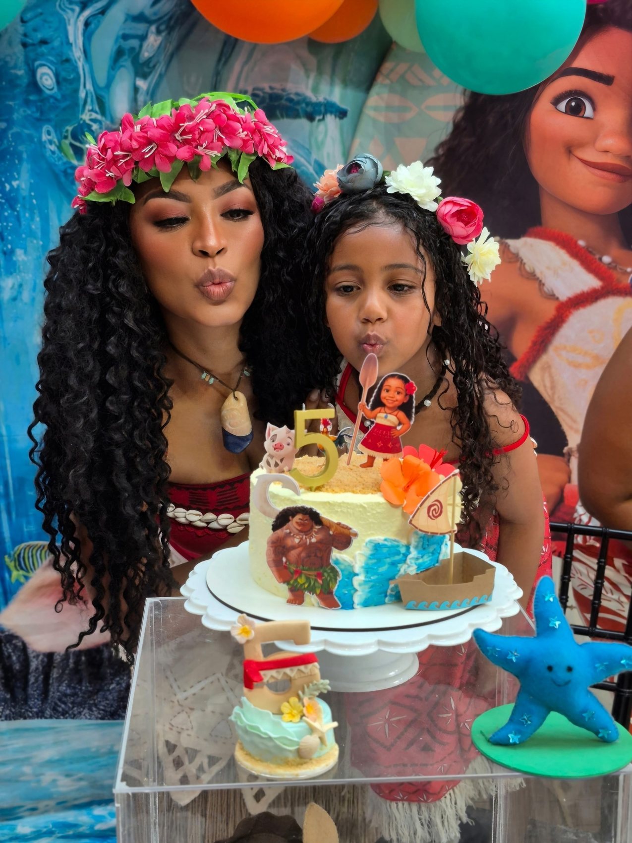 Navegante dos mares com coroa de flores ao lado de uma menina soprando a vela