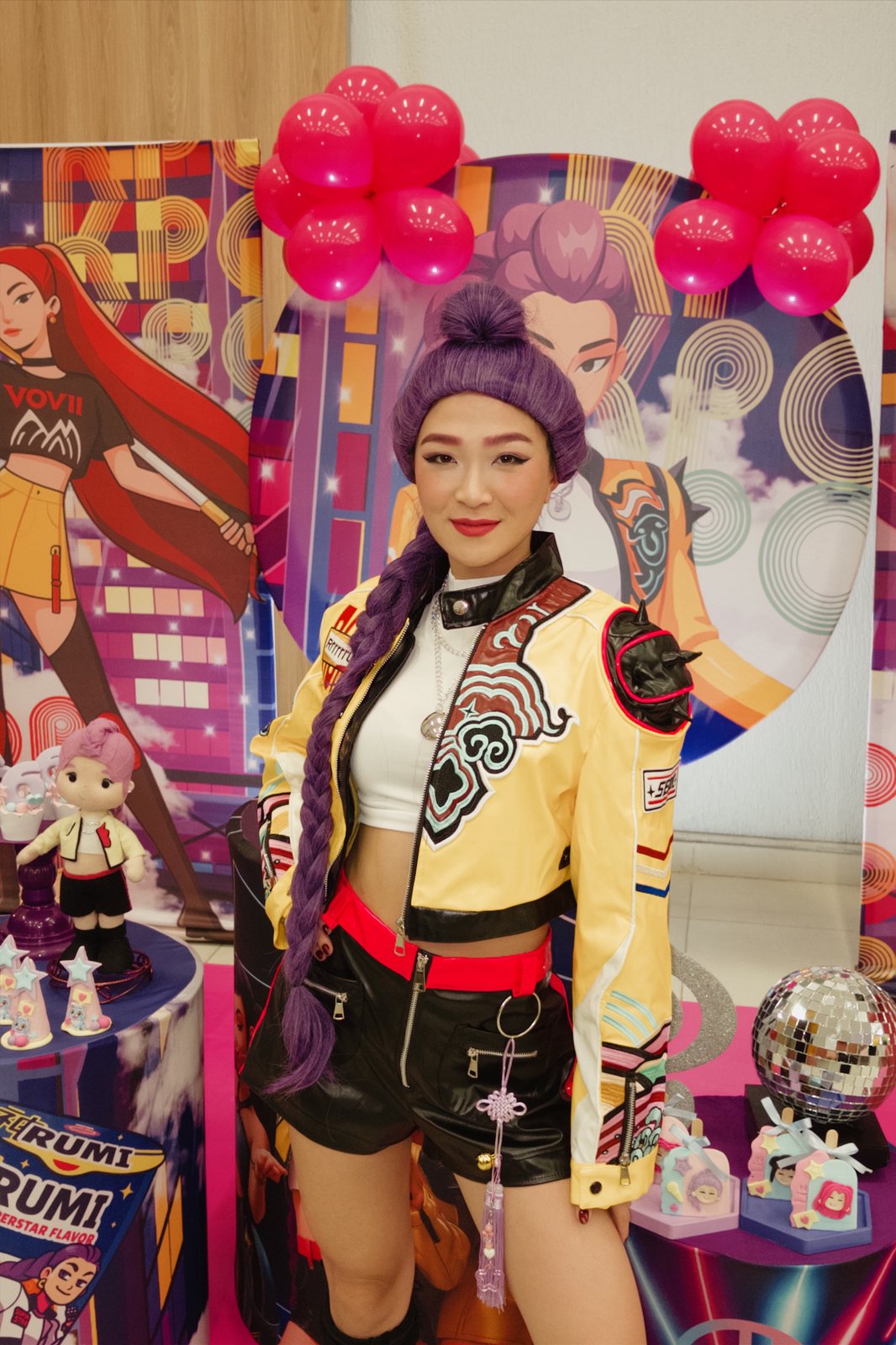 Guerreira do k-pop de trança roxa e jaqueta amarela