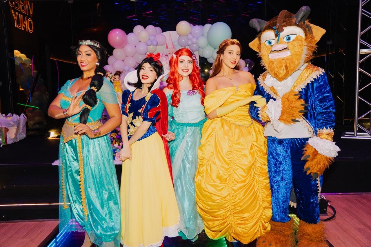 Fileira de princesas com a Fera no salão da festa