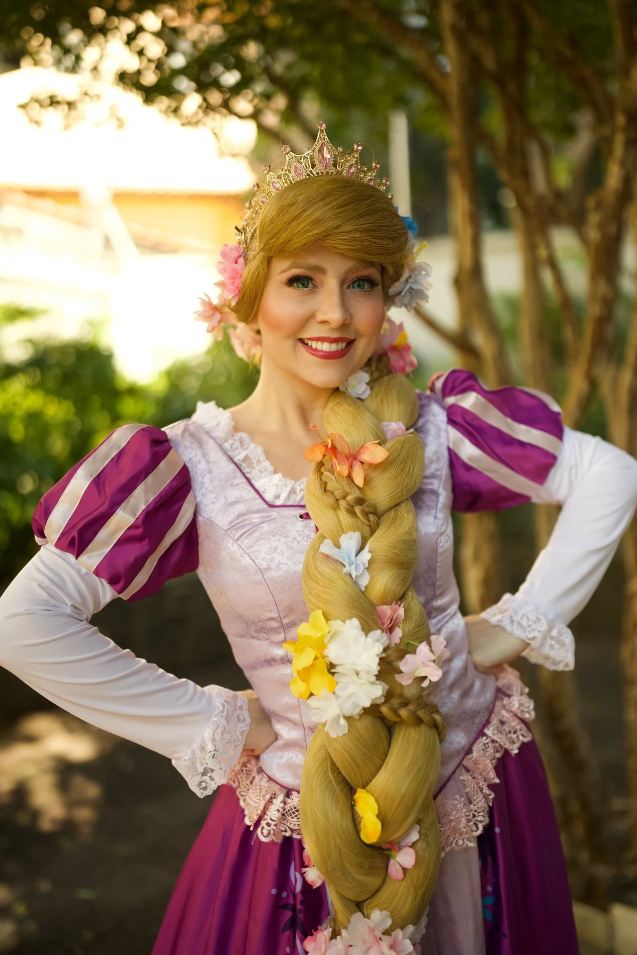 Princesa da torre com coroa dourada e trança florida sorrindo ao entardecer